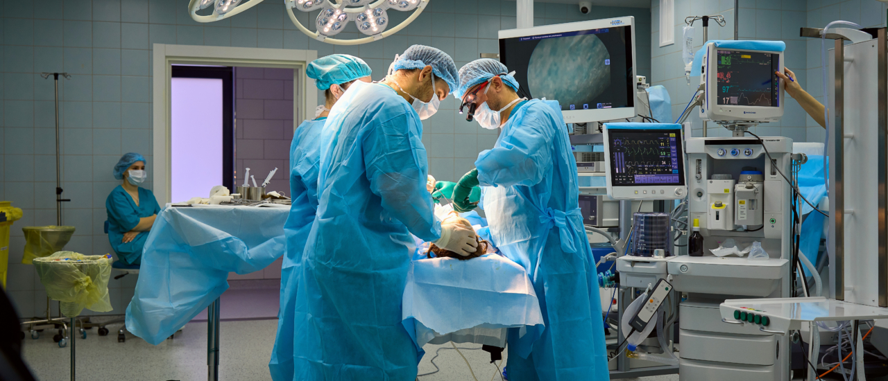 Haarwurzeltransplantationen: Wann Ärzte Umsatzsteuer ausweisen müssen - Gesundheitswesen