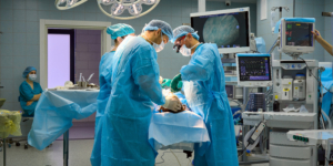 Haarwurzeltransplantationen: Wann Ärzte Umsatzsteuer ausweisen müssen - Gesundheitswesen